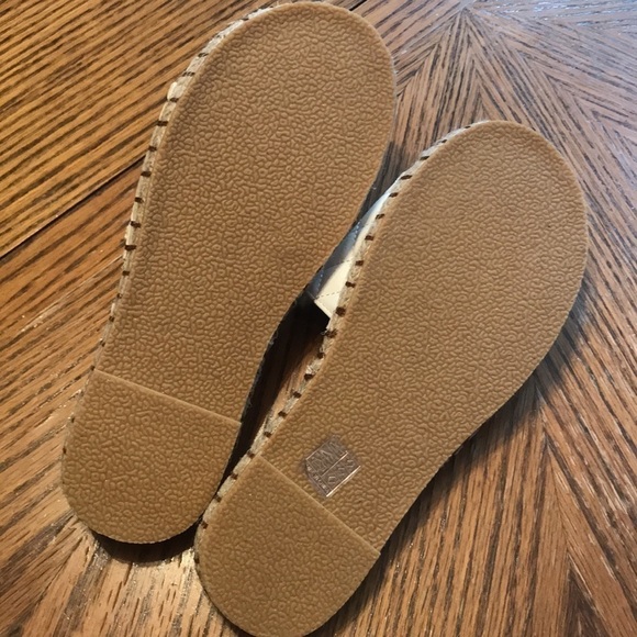 𝅺🆕 She & In White Quilted Sandals 7.5 - Picture 6 of 6